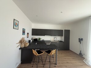 Fridge, microwave, oven, stovetop - Casa Lo Bianco sea view apartment in Terrasini (Terrasini)