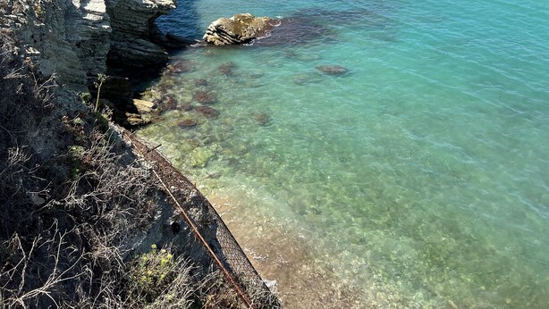 A coastal landscape with clear turquoise waters, rocky cliffs, and sparse vegetation. - Casa Lo Bianco sea view apartment in Terrasini (Terrasini)