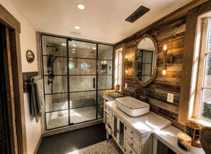 Shower, hair dryer, towels, soap - Secluded Creekside Cabin in Bailey With Private Hot Tub and Steam Room. (Bailey)