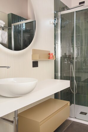 Douche, sèche-cheveux, bidet, serviettes fournies