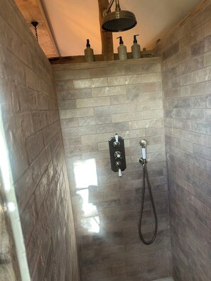 Shower, towels, soap, toilet paper - Cozy Barn 300 year old conversion, near Forest of Dean and Ross on Wye on farm. (Gorsley)
