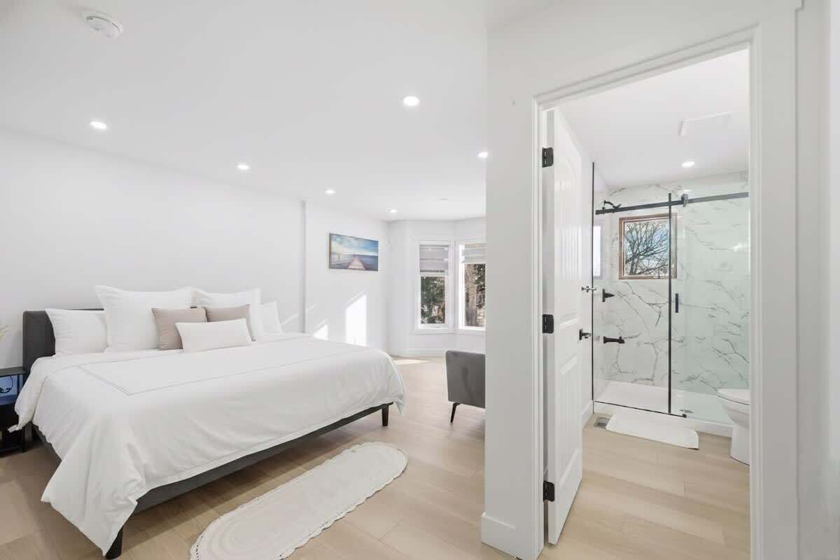 Een strijkplank/strijkijzer, wifi, beddengoed