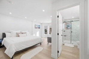 Een strijkplank/strijkijzer, wifi, beddengoed