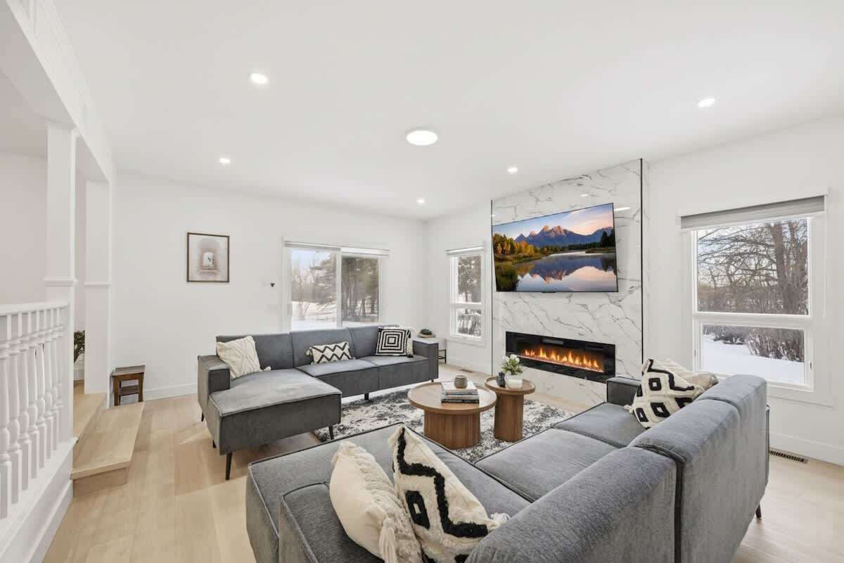 Een televisie en een open haard