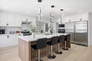 Een koelkast, een magnetron, een oven, een kookplaat