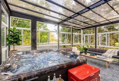 Acreage, Hot Tub, AC, Pool Table, Sauna, King Beds