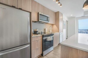 Fridge, microwave, oven, stovetop - City-View-32nd Floor, Gym, 5 Min Rogers Place | AC (Edmonton)
