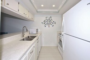 Fridge, oven, stovetop, dishwasher - Inlet Village 1-116 at the Indian River Plantation Resort (Stuart)