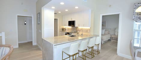 Refrigerador, horno, placa de cocina, cafetera/tetera