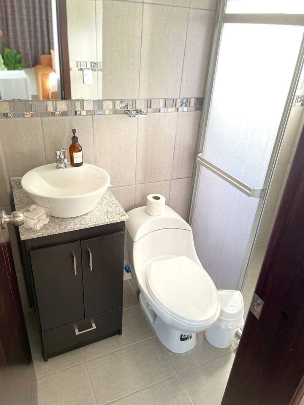 淋浴设施、毛巾、肥皂、卫生纸