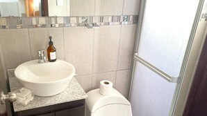 تجهيزات دش، مناشف، صابون، ورق حمّام
