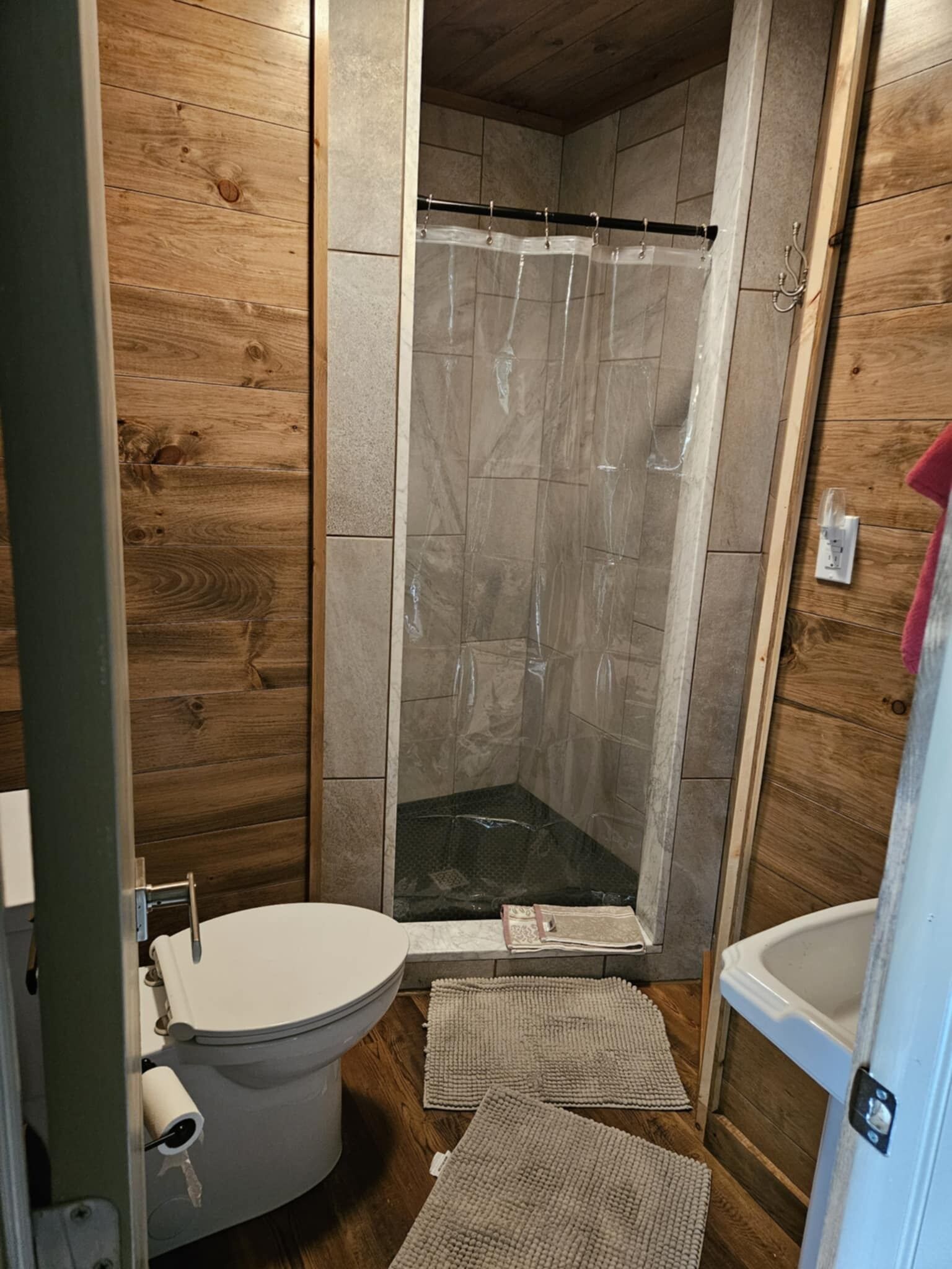 Suihku, pyyhkeet, vessapaperi