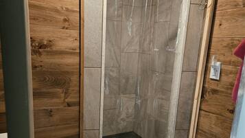 Suihku, pyyhkeet, vessapaperi