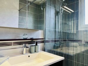 Shower, hair dryer, towels