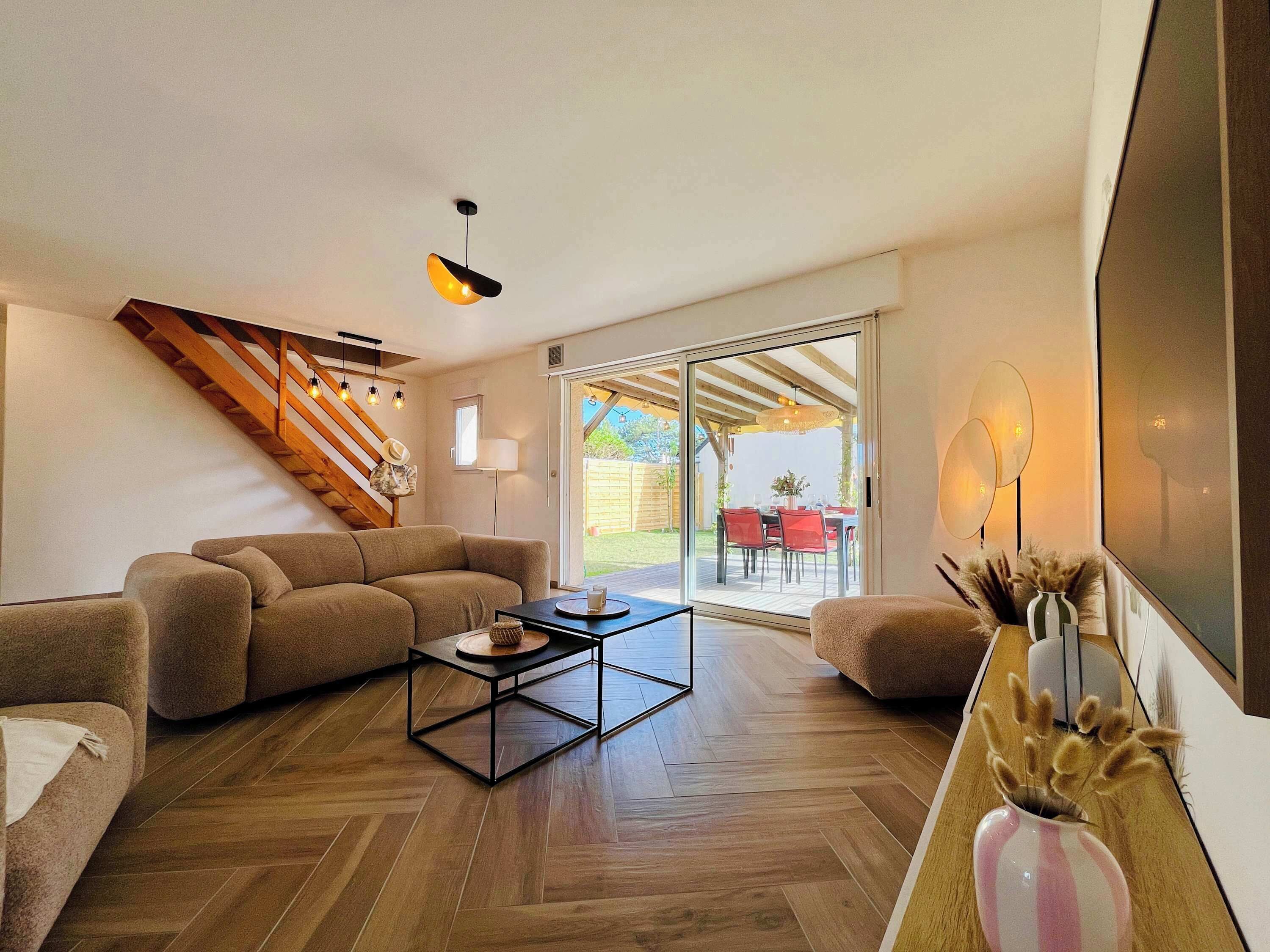 Televisión y chimenea 