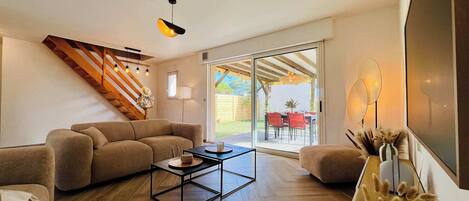 Televisión y chimenea