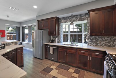 5BR Frisco w/ Pool • Sleeps 14 • Near The Star