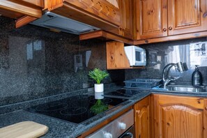 Fridge, microwave, oven, coffee/tea maker - De Bono - Ursola Apartment by ELDI (Valletta)