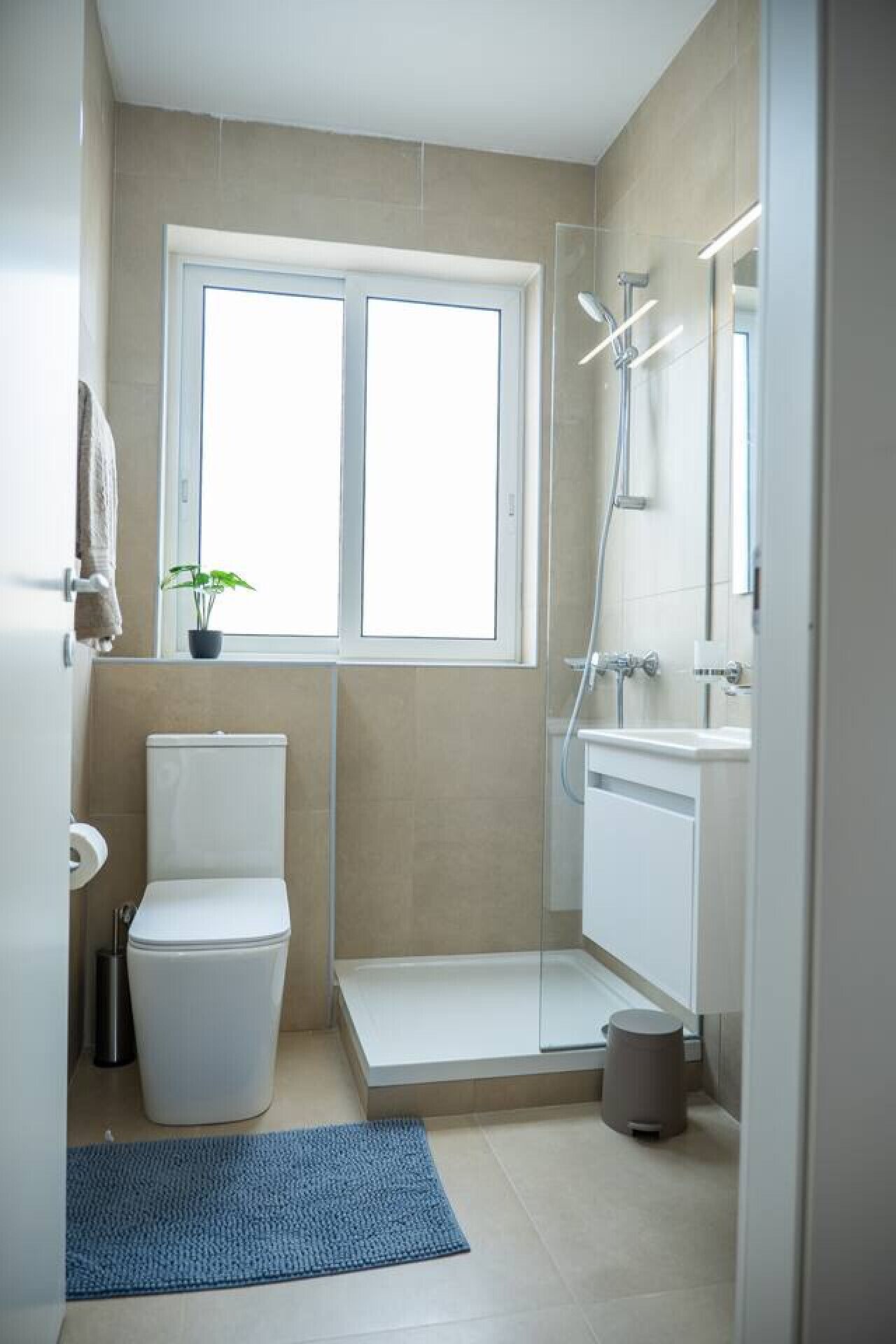 Une salle de bain moderne équipée de toilettes, d’un bidet et d’une douche.
