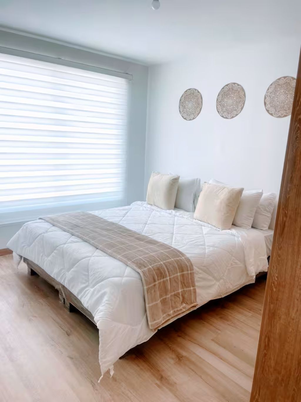 Iron/ironing board, bed sheets