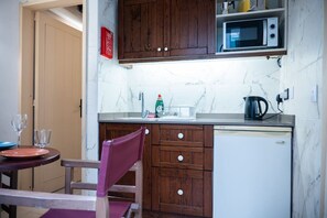 Fridge, cookware/dishes/utensils - Casa San Carlo Valletta - Amarillo (Valletta)