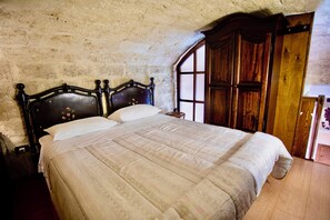 WiFi, bed sheets - Rustic bivouac with balcony-your relaxing retreat between the sea and downtown (Bari)