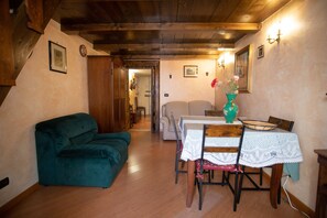 Dining - Rustic bivouac with balcony-your relaxing retreat between the sea and downtown (Bari)