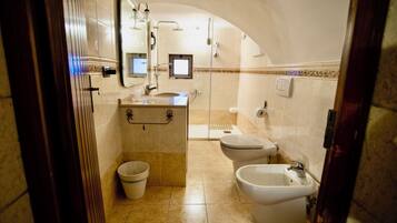 Asciugacapelli, asciugamani, sapone, carta igienica