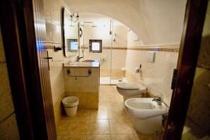 Asciugacapelli, asciugamani, sapone, carta igienica