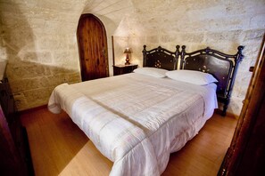 WiFi, bed sheets - Rustic bivouac with balcony-your relaxing retreat between the sea and downtown (Bari)