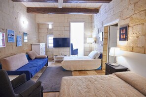 Desk, WiFi - Large studio in central Valletta (Wied il-Għajn)