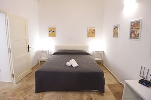 Iron/ironing board, WiFi - The George Studio at Grand Harbour View Flats (Il-Furjana)