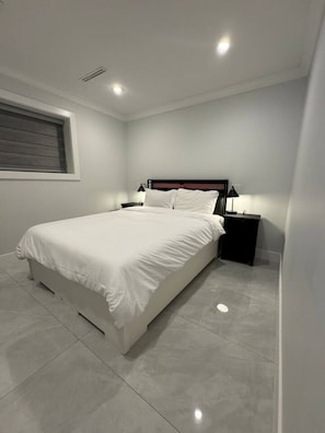 Iron/ironing board, WiFi, bed sheets - The Theatre Suite (Delta)