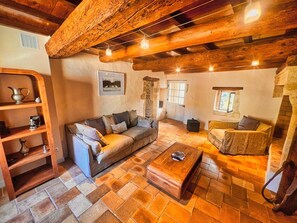TV - Ptit Coin Paradis – Prestige, Pool & Jacuzzi (Saint-Hippolyte-de-Montaigu)