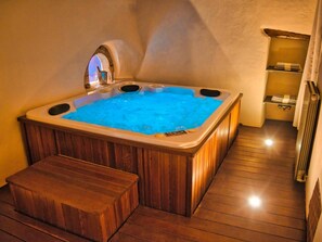 Indoor spa tub - Ptit Coin Paradis – Prestige, Pool & Jacuzzi (Saint-Hippolyte-de-Montaigu)