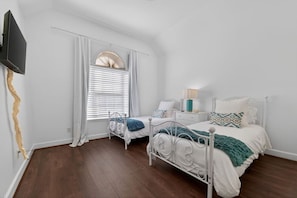 Iron/ironing board, WiFi, bed sheets - Main Level Luxury Living in Vestavia Hills! (Vestavia Hills)