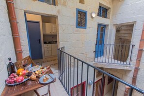 Outdoor dining - Casa San Carlo Valletta - Azure (Valletta)