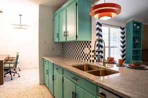 Fridge, microwave, oven, stovetop - The Jukebox Joint | Pool table | Ping-Pong | 3 TVs (Del Rio)