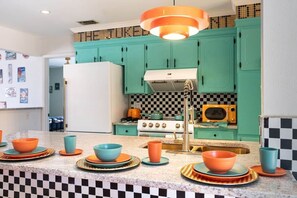 Fridge, microwave, oven, stovetop - The Jukebox Joint | Pool table | Ping-Pong | 3 TVs (Del Rio)