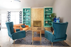 Interior - The Jukebox Joint | Pool table | Ping-Pong | 3 TVs (Del Rio)