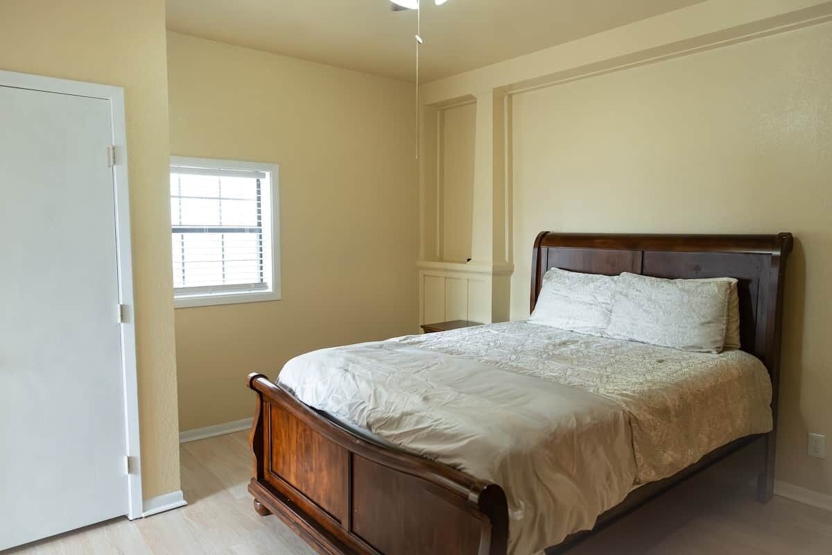 4 bedrooms, iron/ironing board, WiFi, bed sheets