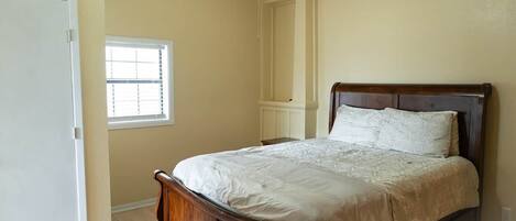 4 bedrooms, iron/ironing board, WiFi, bed sheets
