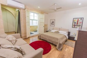2 chambres, fer et planche à repasser, Wi-Fi, draps fournis