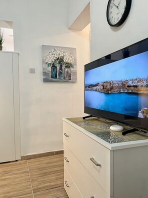 Interior - Maria Apartment - Steps away from Valletta (Il-Furjana)