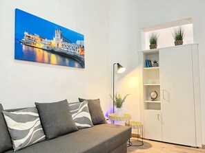 TV - Maria Apartment - Steps away from Valletta (Il-Furjana)