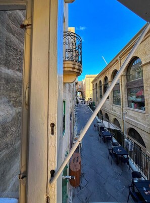 Outdoor dining - Heart of Valletta - Apartment (Valletta)