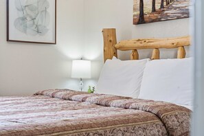 2 bedrooms, iron/ironing board, travel cot, WiFi - Fall Creek Farmhouse For 6 (Branson)