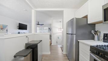 冷蔵庫、電子レンジ、オーブン、コンロ