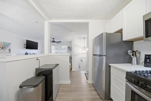 Geladeira, micro-ondas, fogão, cooktop