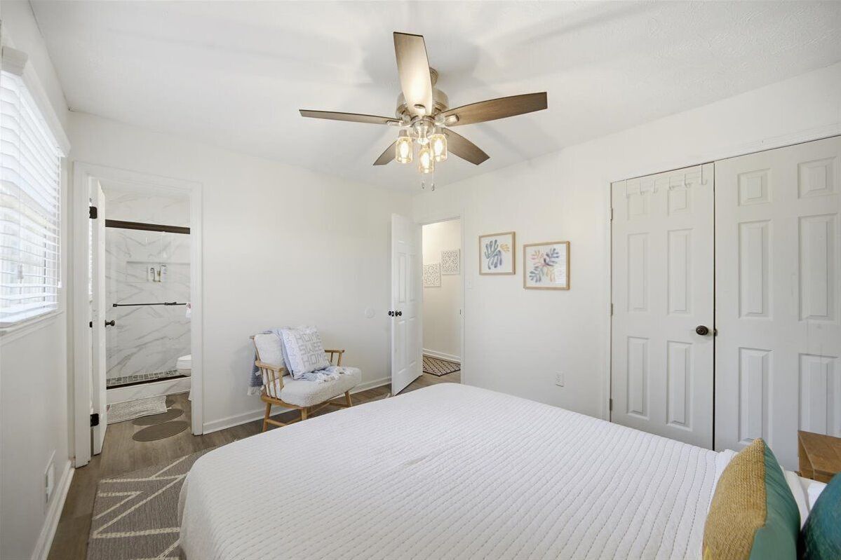 Desk, iron/ironing board, WiFi, bed sheets
